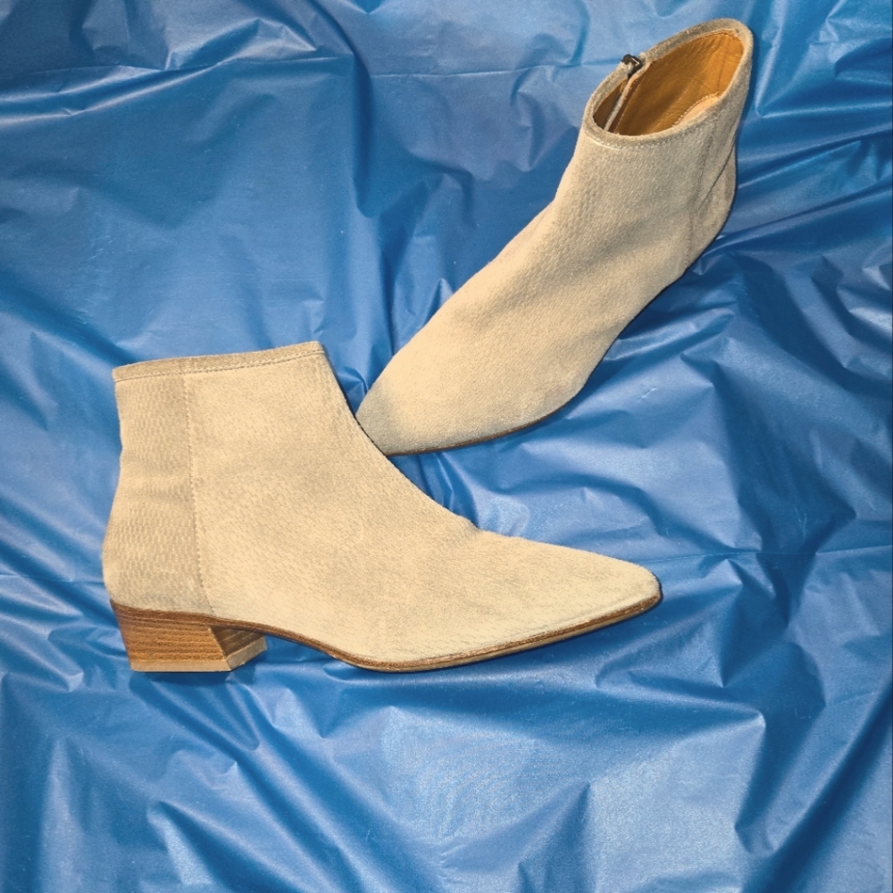 Aquatalia booties Gray Ankle Boots. Womens Size 7.5 Excellent Condition